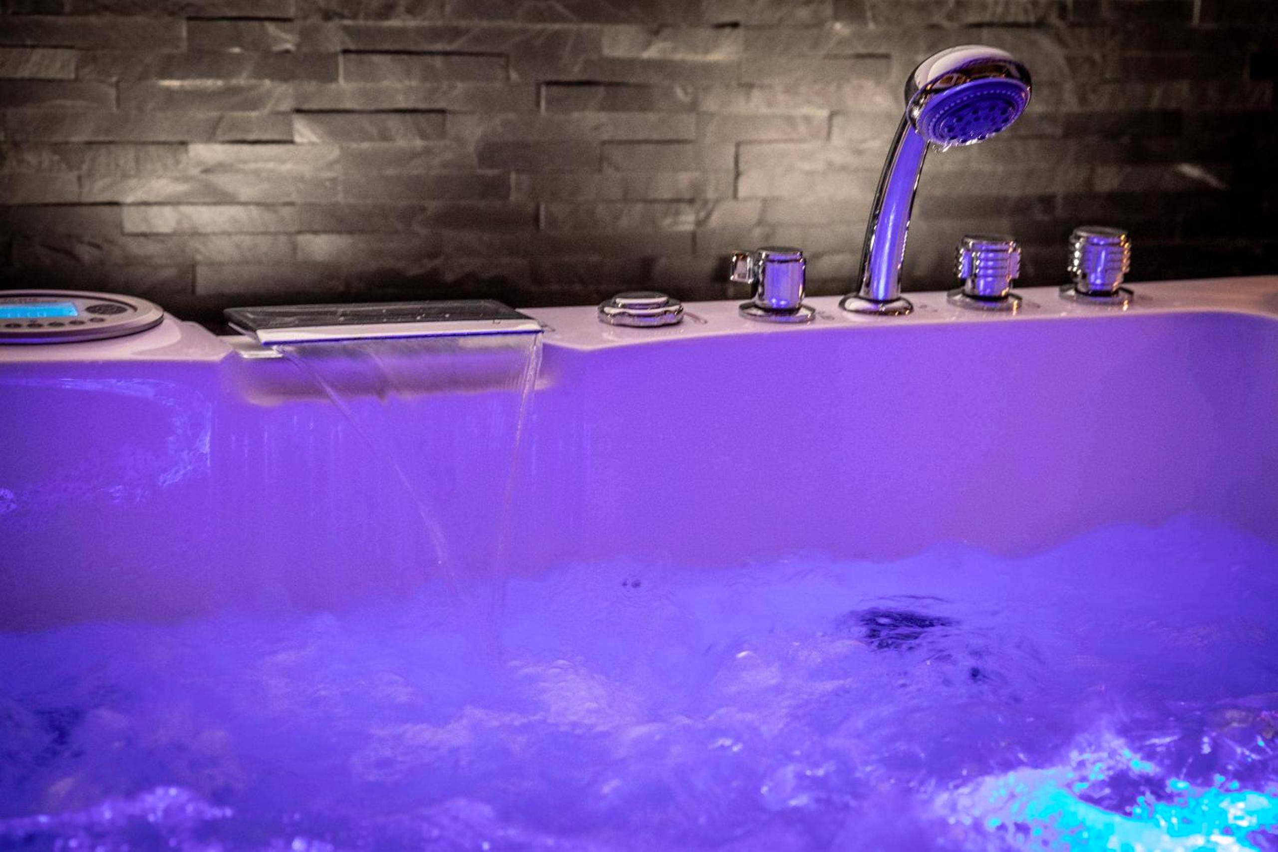 Détail de la balnéothérapie avec cascade d'eau - Duo Détente