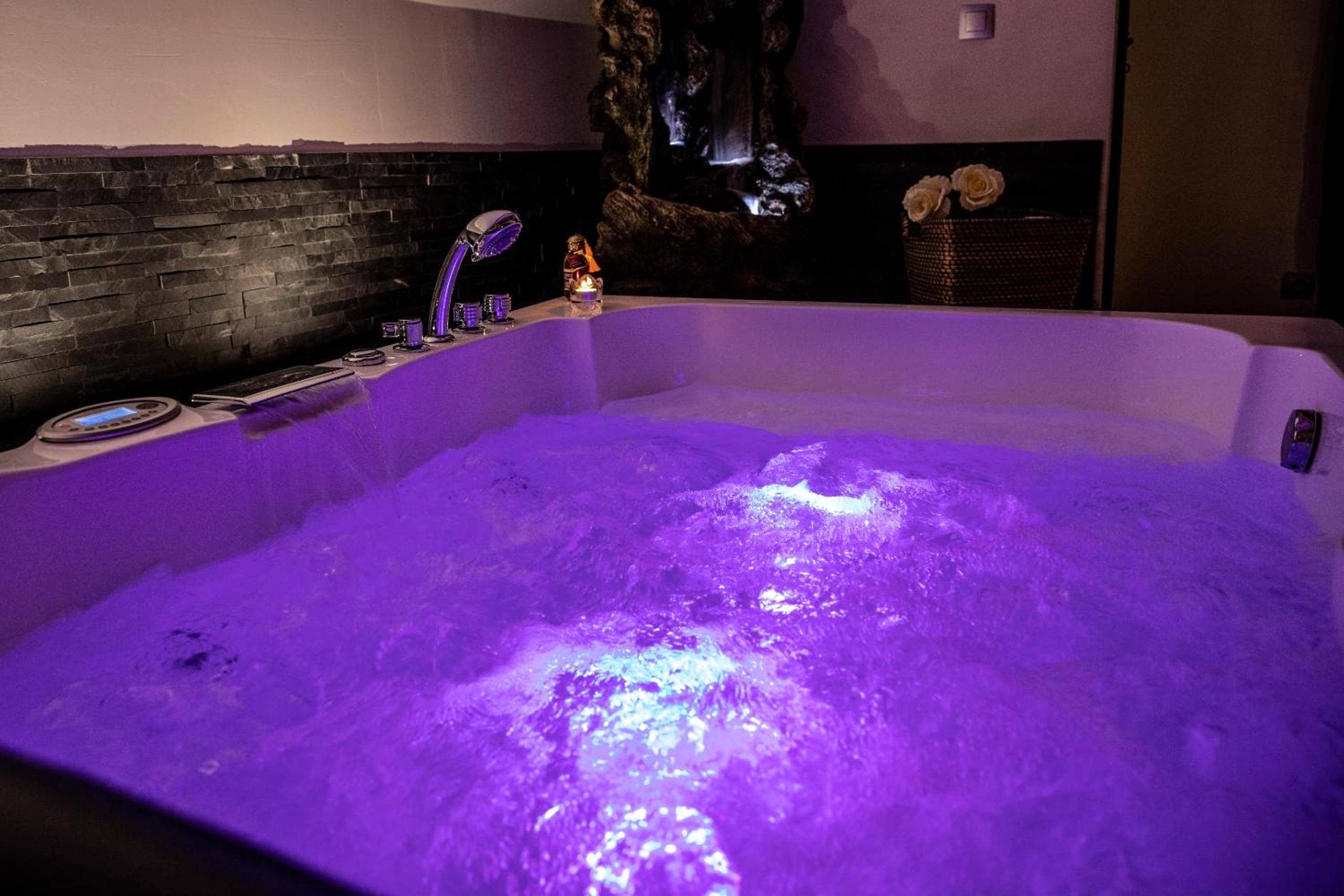 Baignoire balnéo avec éclairage LED violet - Duo Détente