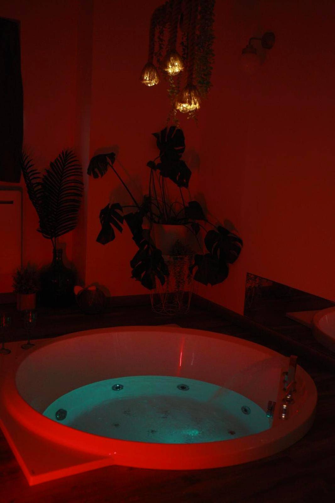 Vue du logement - Loveroom atypique en duplex avec balnéo ronde et secret'room