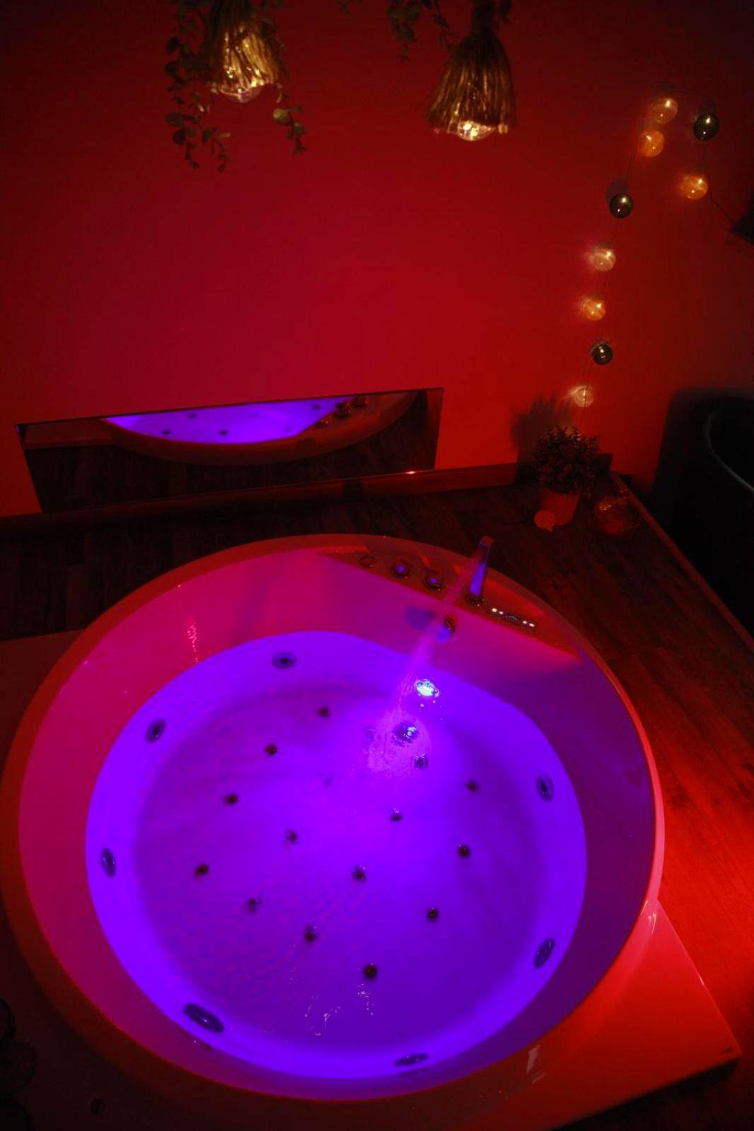 Photo du logement - Loveroom atypique en duplex avec balnéo ronde et secret'room - La Ferrière