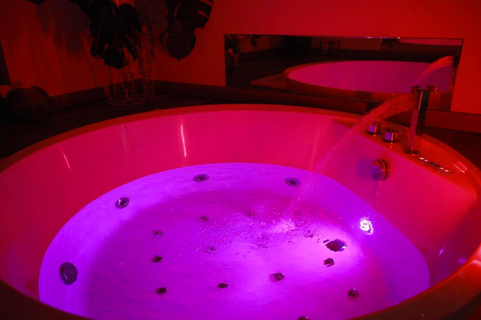 Photo du logement - Loveroom atypique en duplex avec balnéo ronde et secret'room - La Ferrière