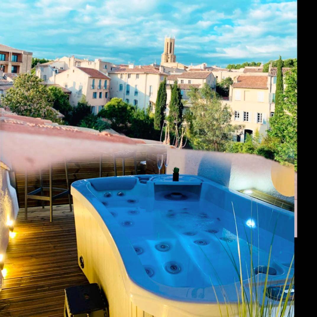 Jacuzzi extérieur avec vue sur la ville - Love Room Aix - en - Provence - Duplex Bellevue SPA PRIVATIF Toit d'Aix