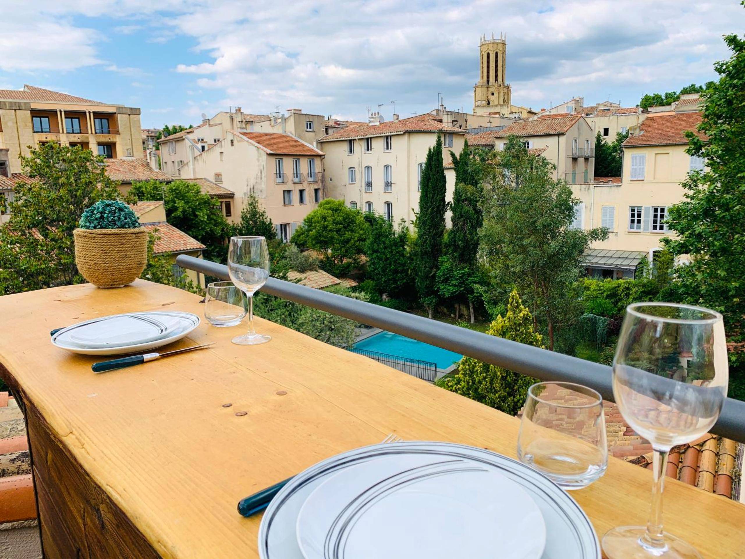 Table haute dressée sur balcon avec vue - Duplex Bellevue SPA PRIVATIF Toit d'Aix