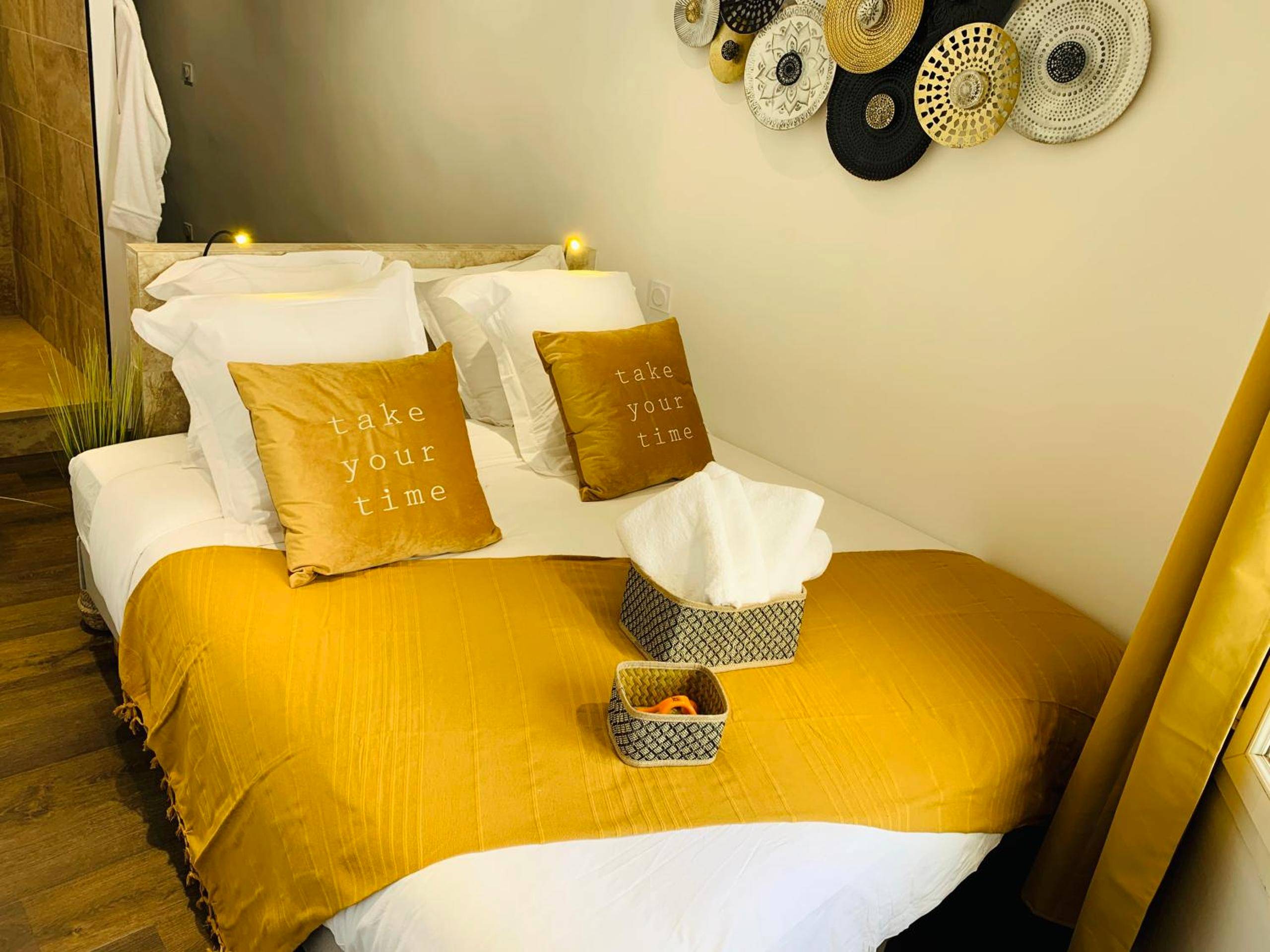 Lit double avec coussins jaunes et décoration - Duplex Bellevue SPA PRIVATIF Toit d'Aix