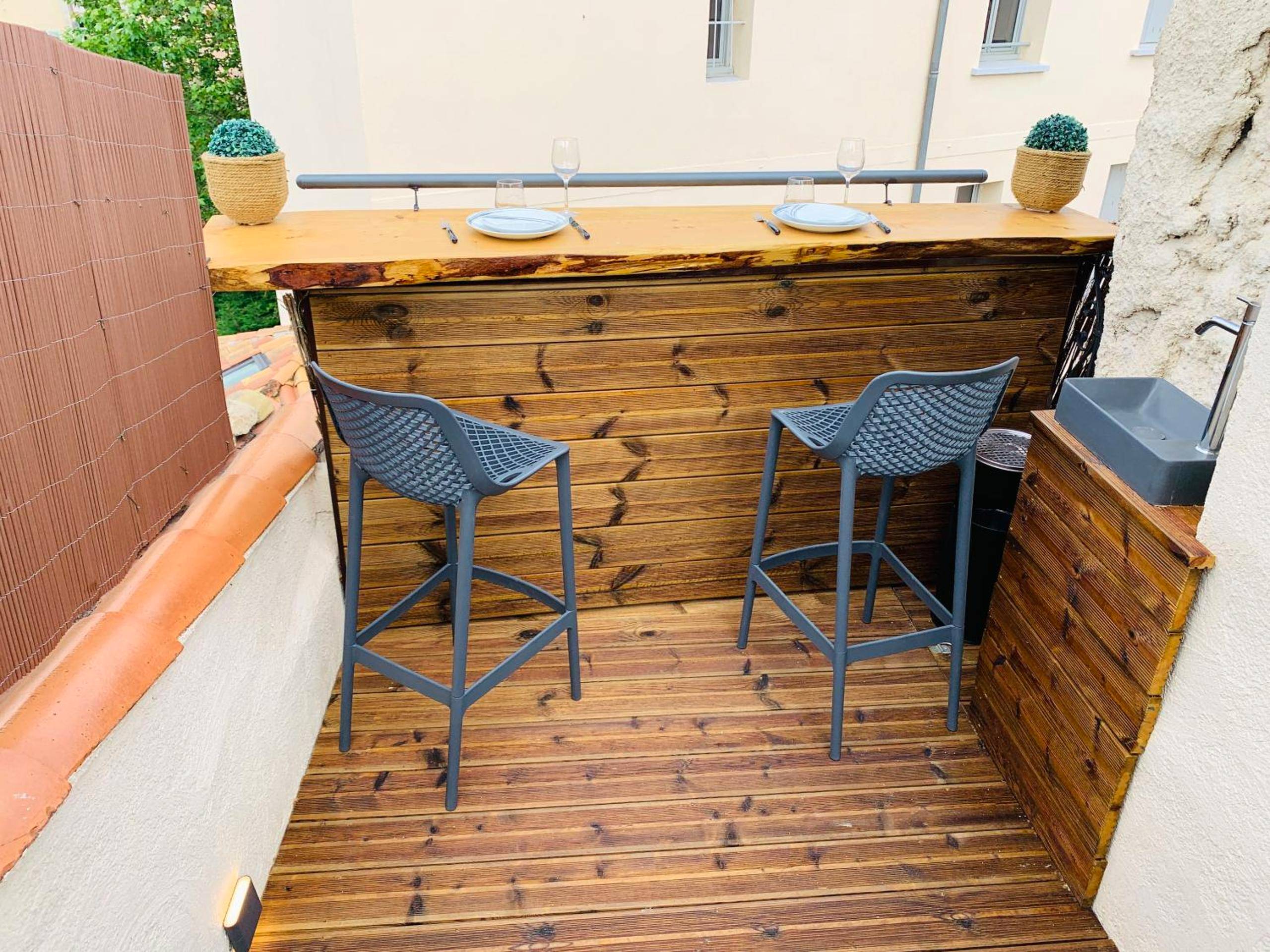Espace repas extérieur avec tabourets hauts - Duplex Bellevue SPA PRIVATIF Toit d'Aix