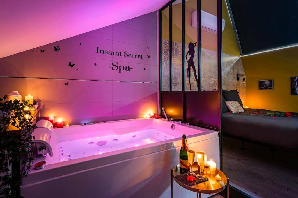 Jacuzzi privatif avec éclairage rose et bougies - Duplex coup de coeur