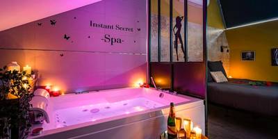 Jacuzzi privatif avec éclairage rose et bougies - Duplex coup de coeur