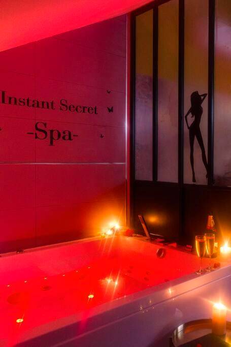 Baignoire balnéo éclairée en rouge avec flûtes - Duplex coup de coeur