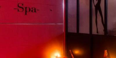 Baignoire balnéo éclairée en rouge avec flûtes - Duplex coup de coeur