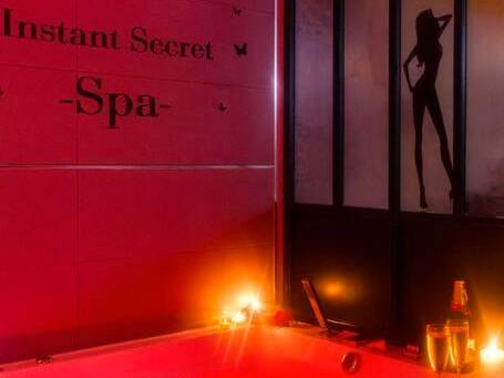 Baignoire balnéo éclairée en rouge avec flûtes - Duplex coup de coeur