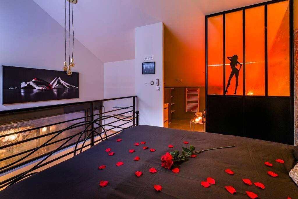 Lit double avec pétales de roses et verrière - Duplex coup de coeur