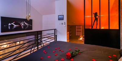 Lit double avec pétales de roses et verrière - Duplex coup de coeur