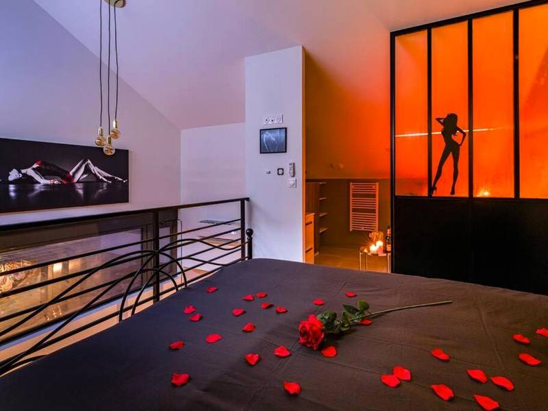 Lit double avec pétales de roses et verrière - Duplex coup de coeur