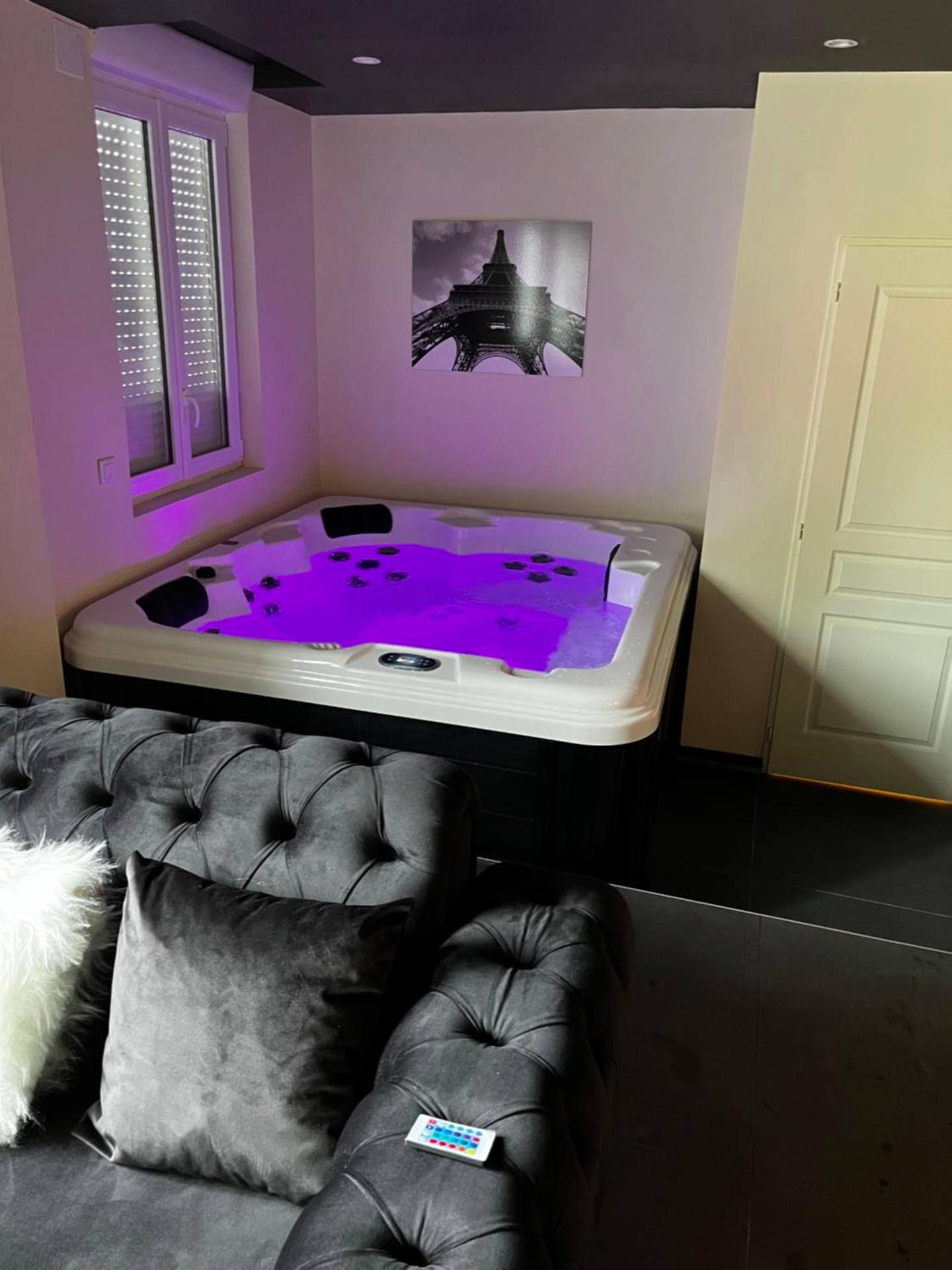 Photo du logement - Magnifique Duplex avec Jaccuzi, Sauna et Cinema Room Privatif
