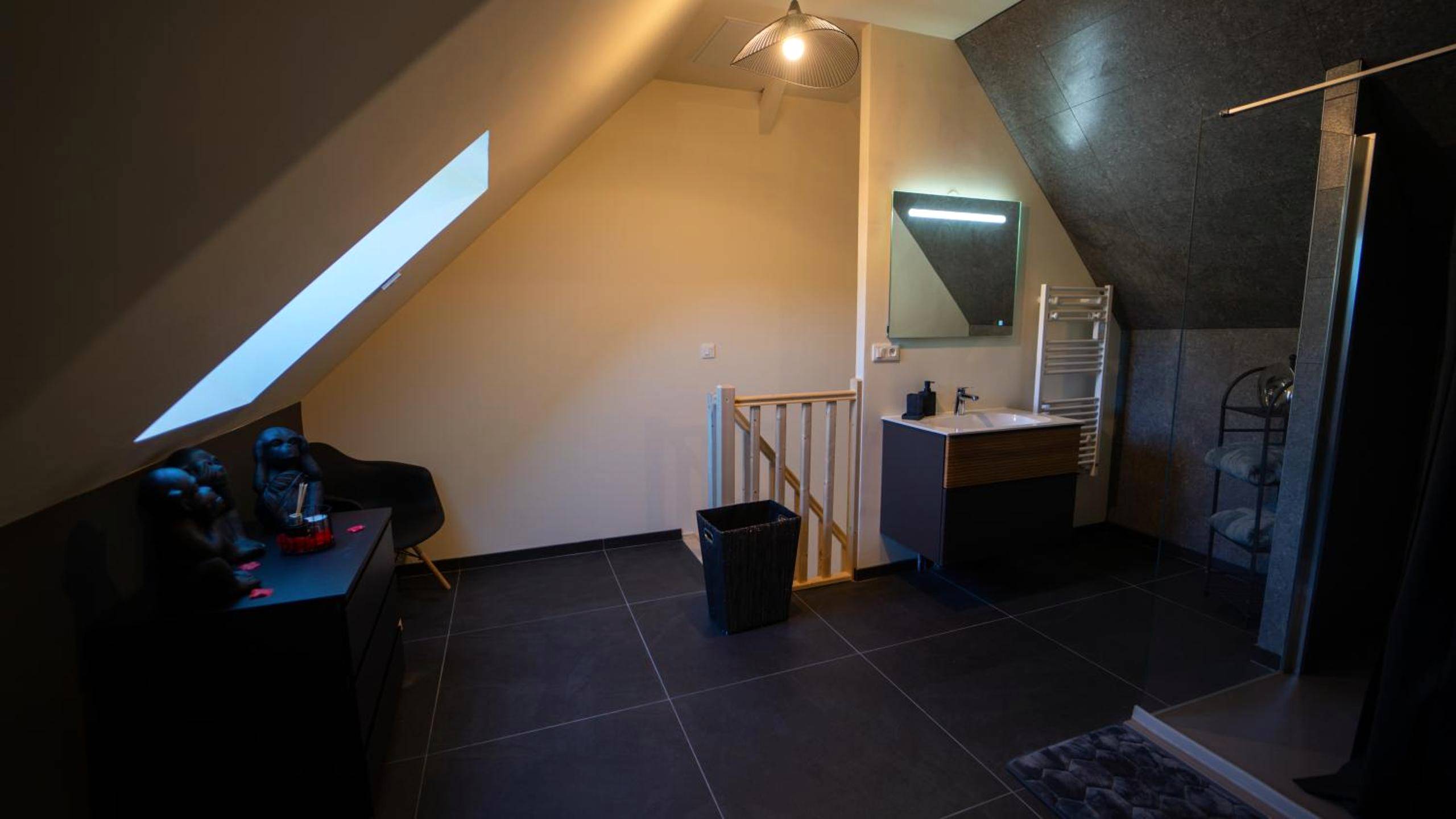 Salle de bain moderne sous combles - Magnifique Duplex avec Jaccuzi, Sauna et Cinema Room Privatif