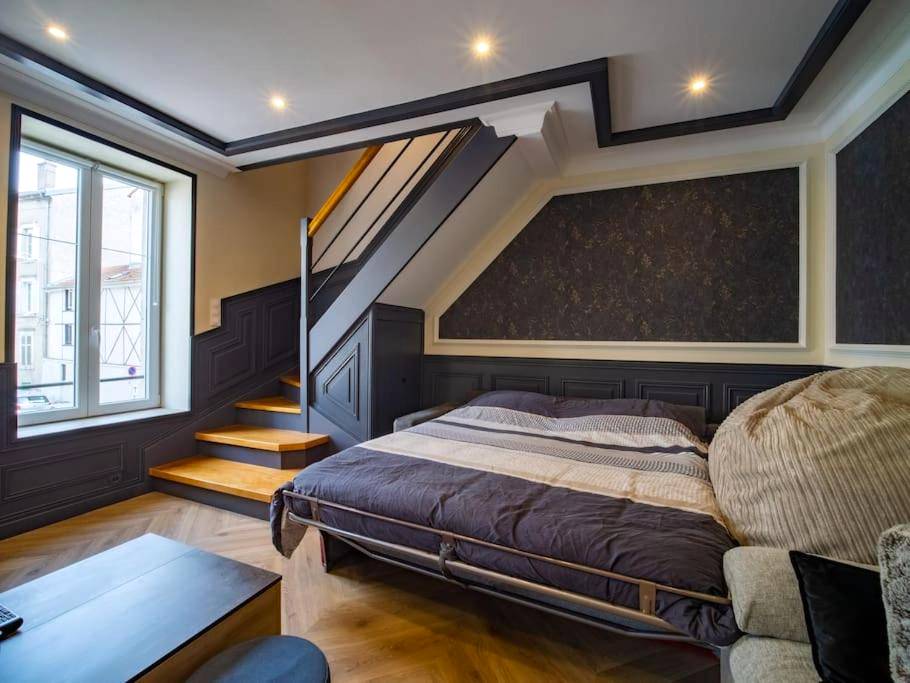 Espace nuit avec lit double sous escalier - Duplex Jeanne d'Arc Billard Baby en option Escape Game Logements Insolites