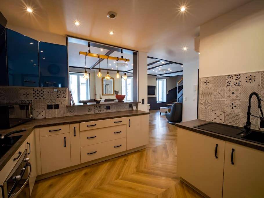 Cuisine équipée ouverte sur le séjour - Duplex Jeanne d'Arc Billard Baby en option Escape Game Logements Insolites