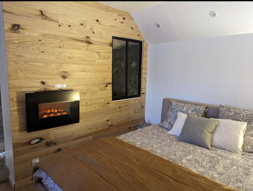 Chambre avec lit double et cheminée électrique - Nid du Val - Duplex Lomy vue sur le port avec Sauna - balneo - 5mn plage