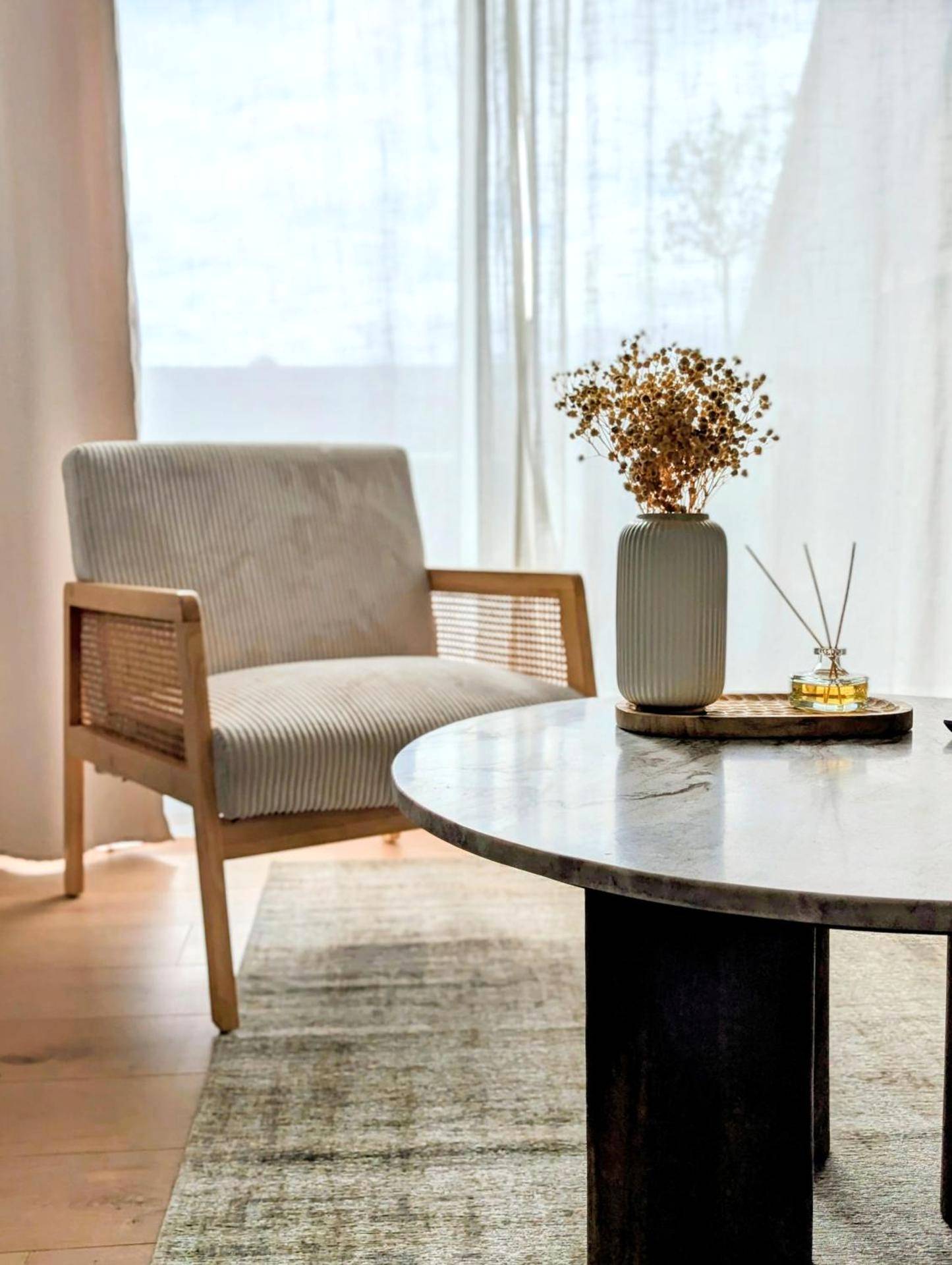 Fauteuil design et table basse avec décoration - Nid du Val - Duplex Lomy vue sur le port avec Sauna - balneo - 5mn plage