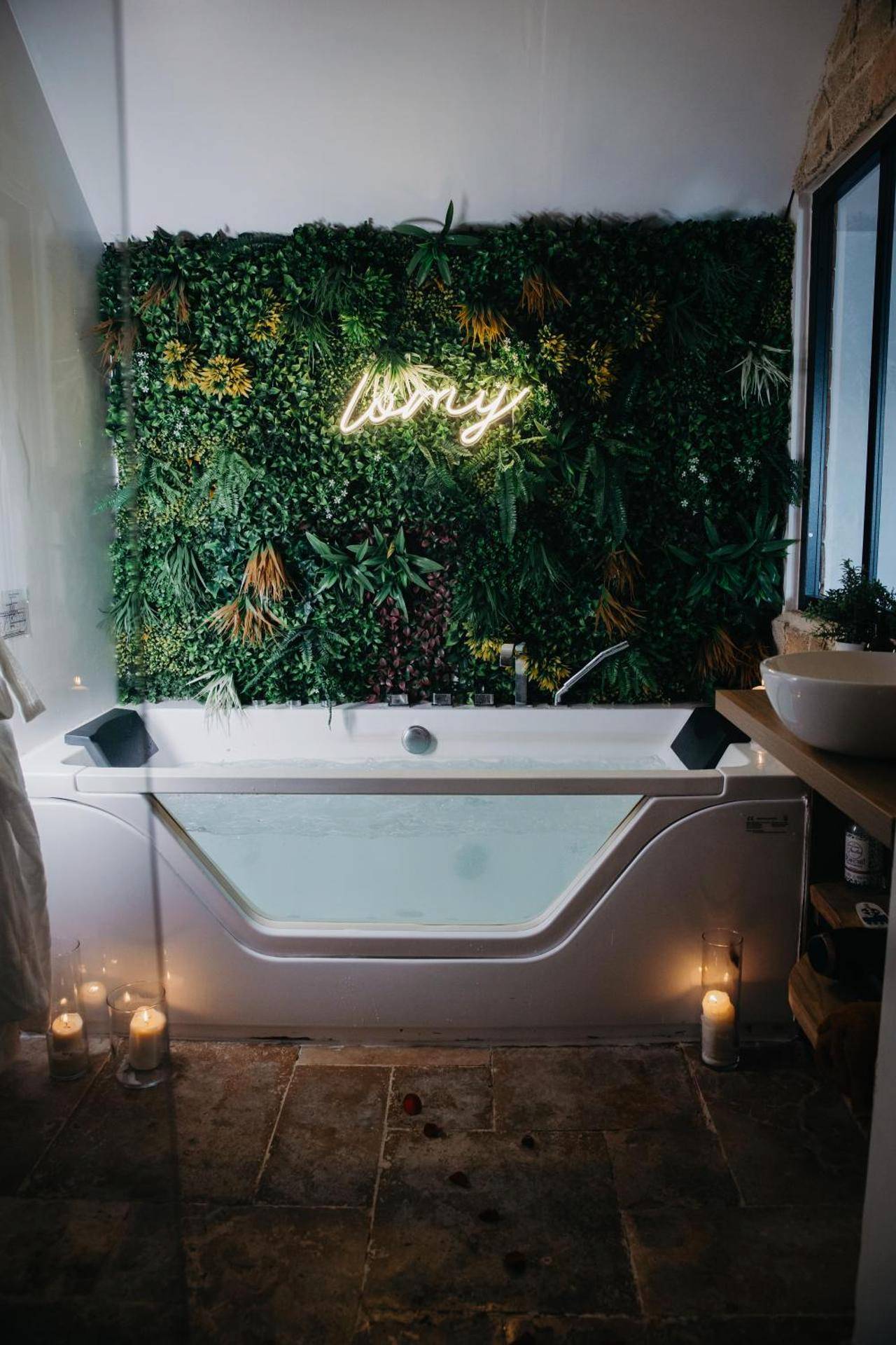 Jacuzzi privatif avec bougies et mur de plantes - Nid du Val - Duplex Lomy vue sur le port avec Sauna - balneo - 5mn plage