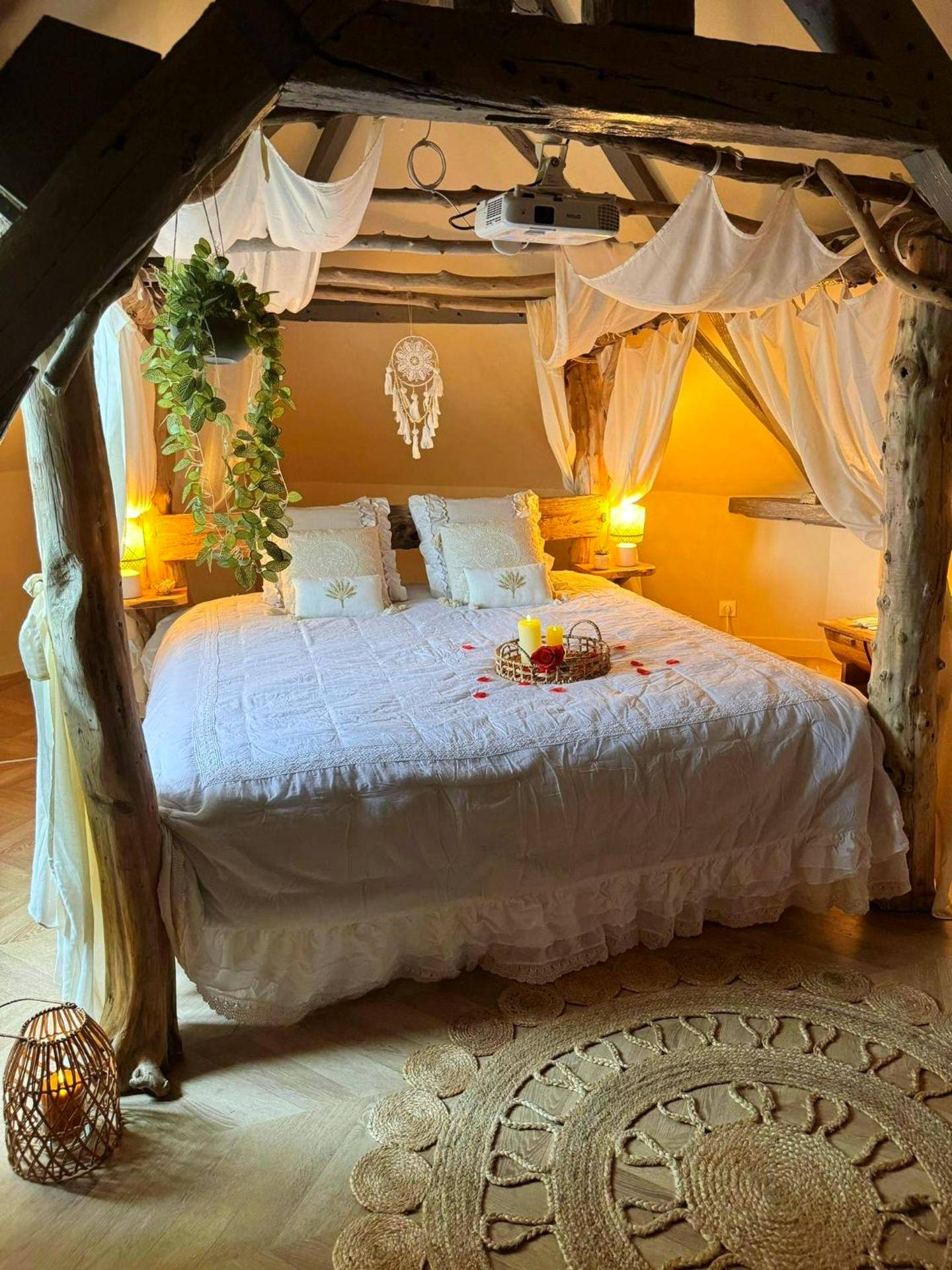 Chambre bohème avec lit en bois flotté - Duplex Safari jusqu'à 4 personnes, Spa, cinéma et lit sous les arbres, day use,...