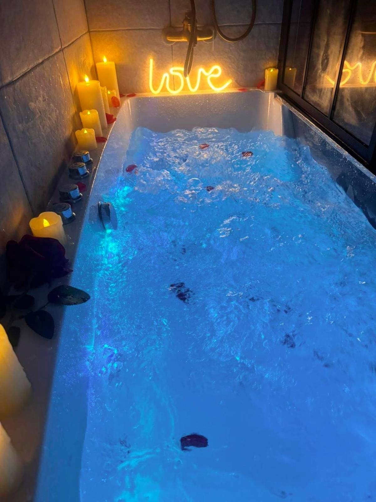 Photo du logement - Duplex Safari jusqu'à 4 personnes, Spa, cinéma et lit sous les arbres, day use, 10 min centre