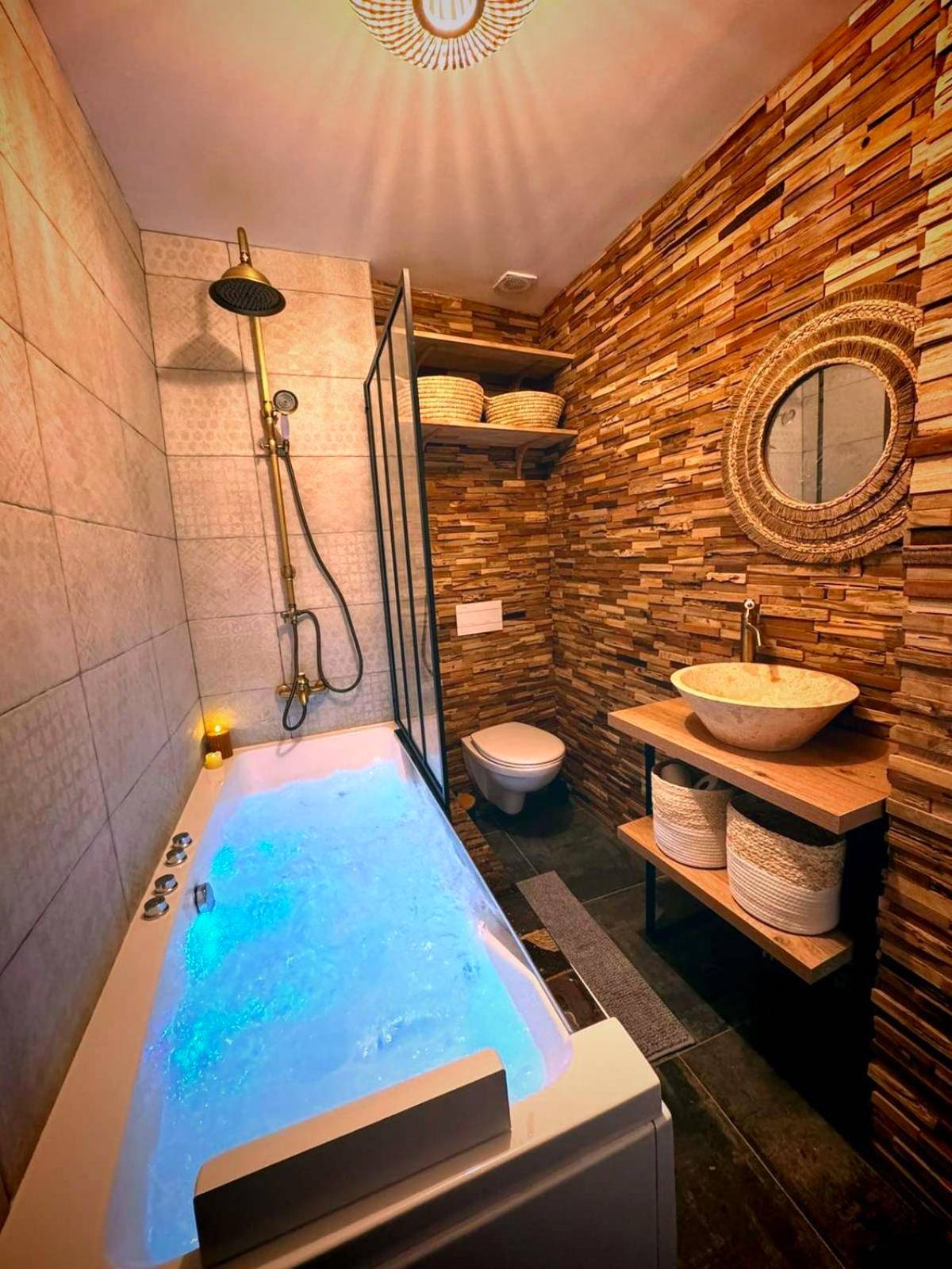 Baignoire balnéo lumineuse et mur en bois - Duplex Safari jusqu'à 4 personnes, Spa, cinéma et lit sous les arbres, day...