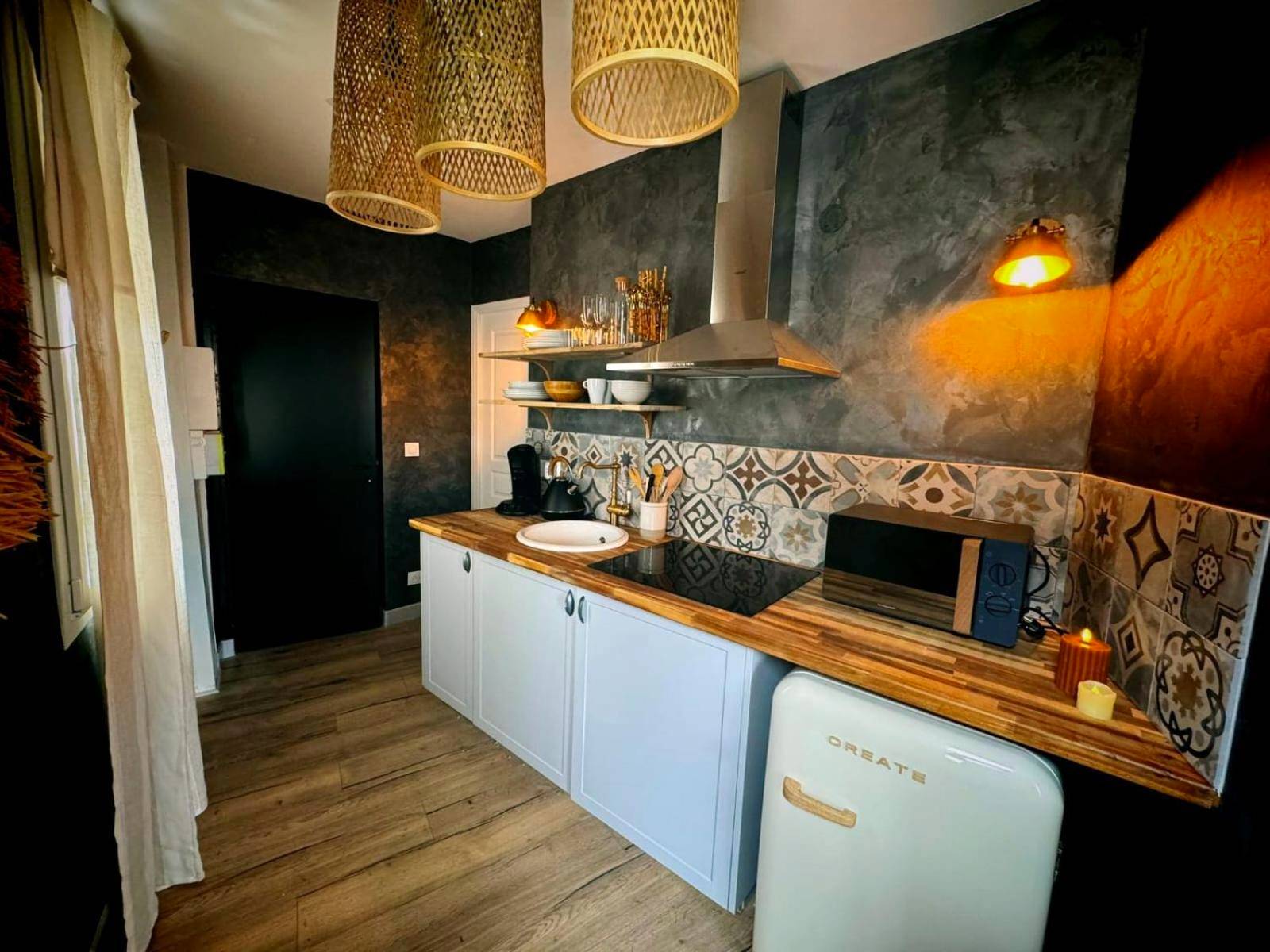 Kitchenette équipée au style industriel - Duplex Safari jusqu'à 4 personnes, Spa, cinéma et lit sous les arbres, day...