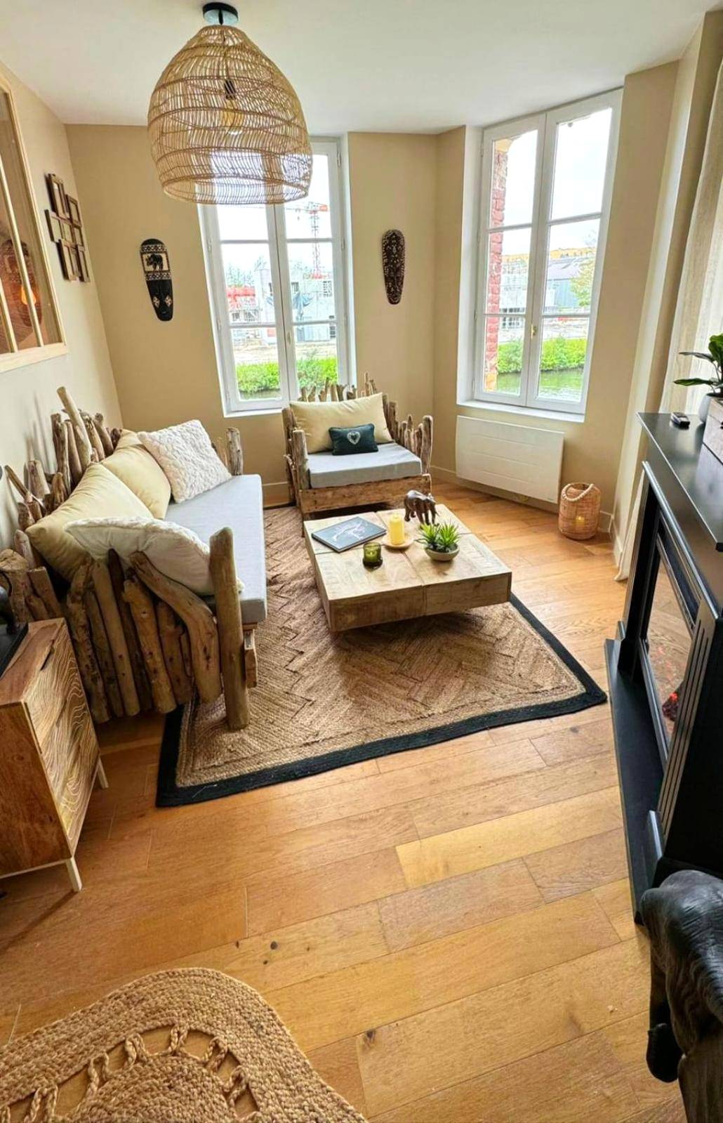 Salon cosy avec canapé en bois et tapis jonc - Duplex Safari jusqu'à 4 personnes, Spa, cinéma et lit sous les arbres,...