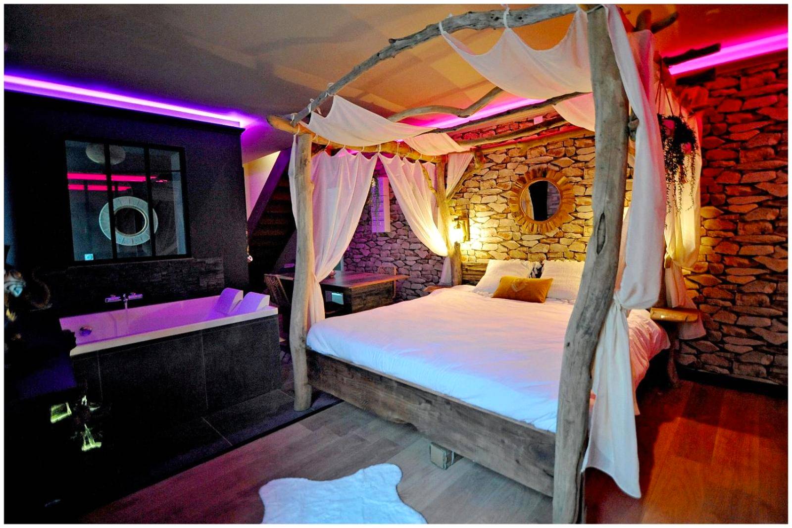 Vue du logement - Love Room Bourgoin - Jallieu - Duplex Safari jusqu'à 4 personnes, Spa XXL, day use, cinéma, cascade et...