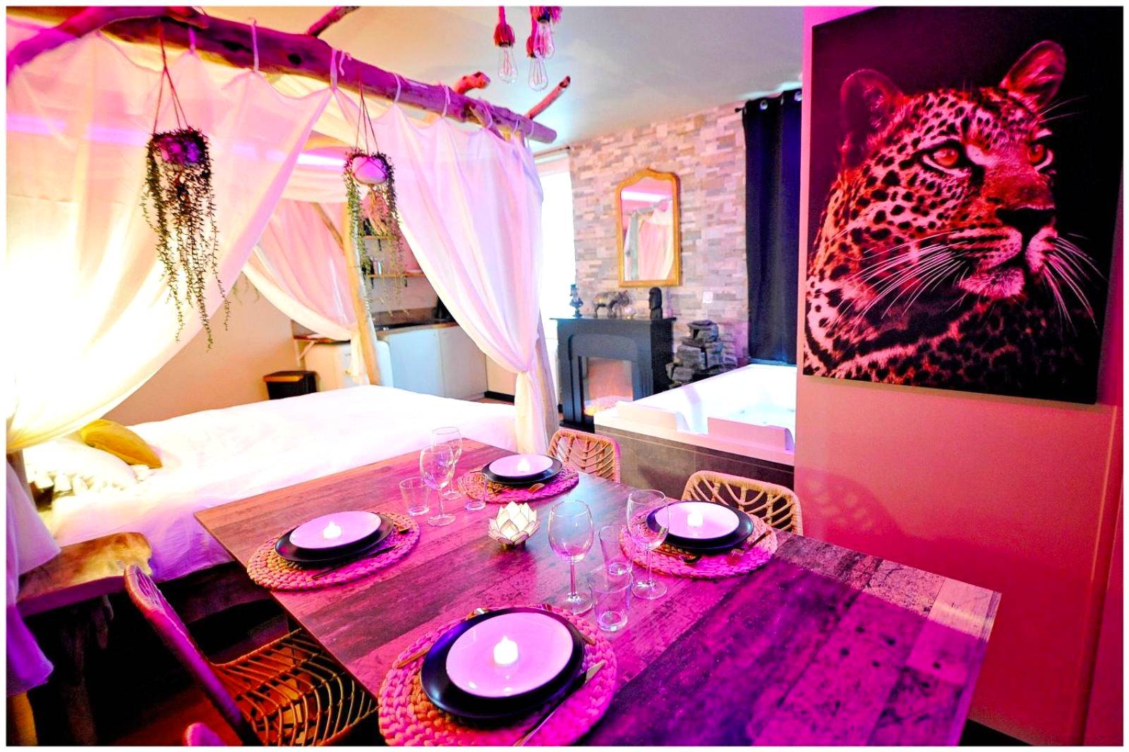 Photo du logement - Duplex Safari jusqu'à 4 personnes, Spa XXL, day use, cinéma, cascade et lit sous les arbres