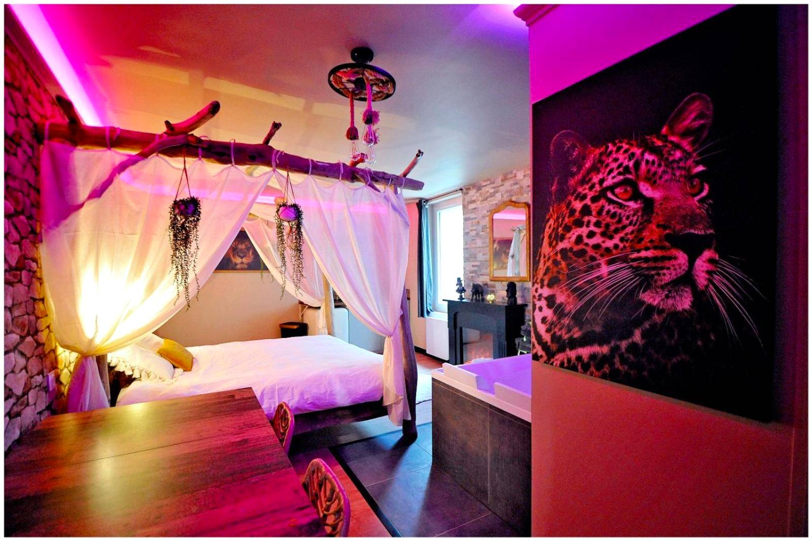 Photo - Duplex Safari jusqu'à 4 personnes, Spa XXL, day use, cinéma, cascade et lit sous les arbres - Bourgoin - Jallieu