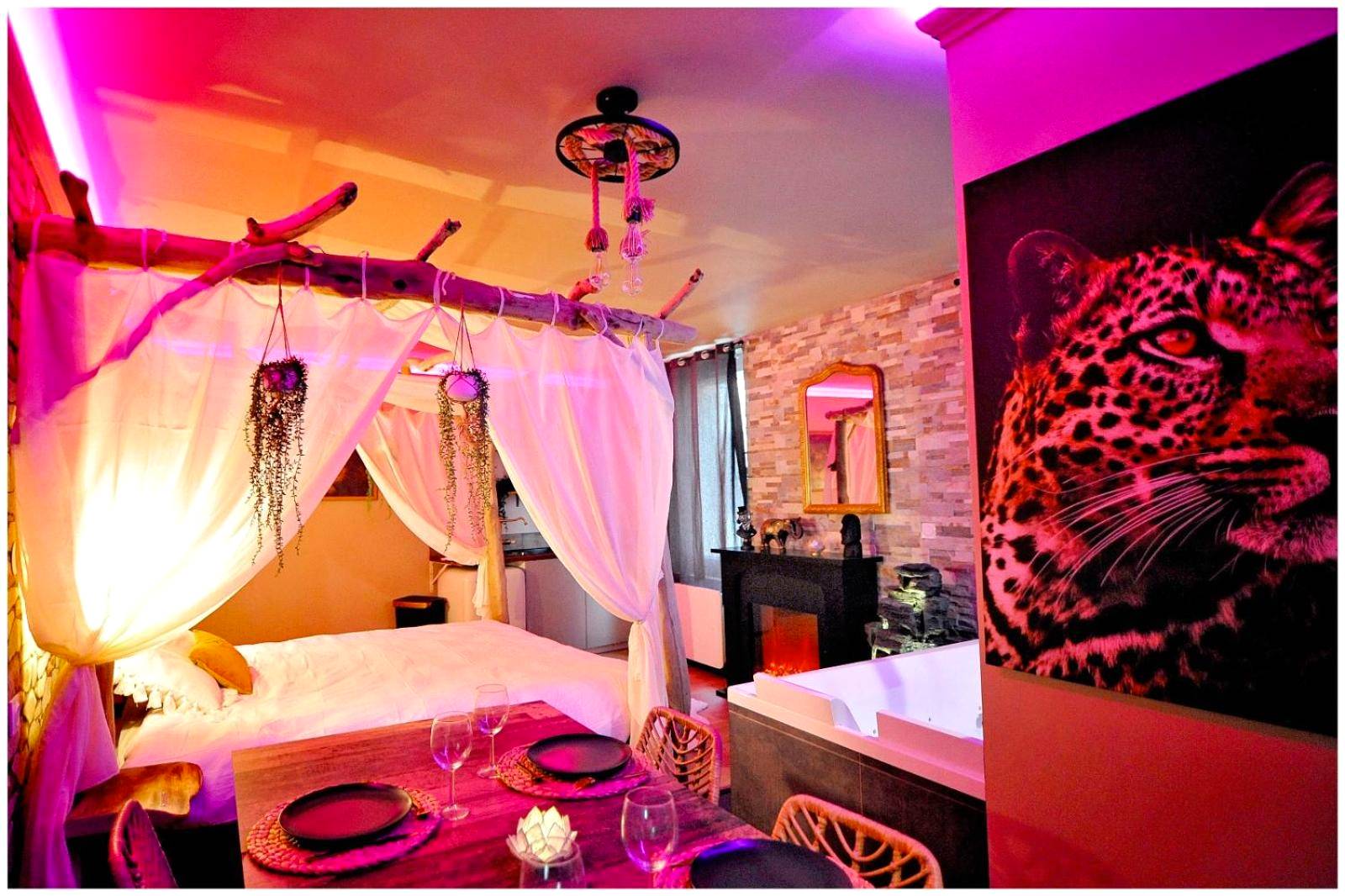 Photo - Duplex Safari jusqu'à 4 personnes, Spa XXL, day use, cinéma, cascade et lit sous les arbres - Bourgoin - Jallieu