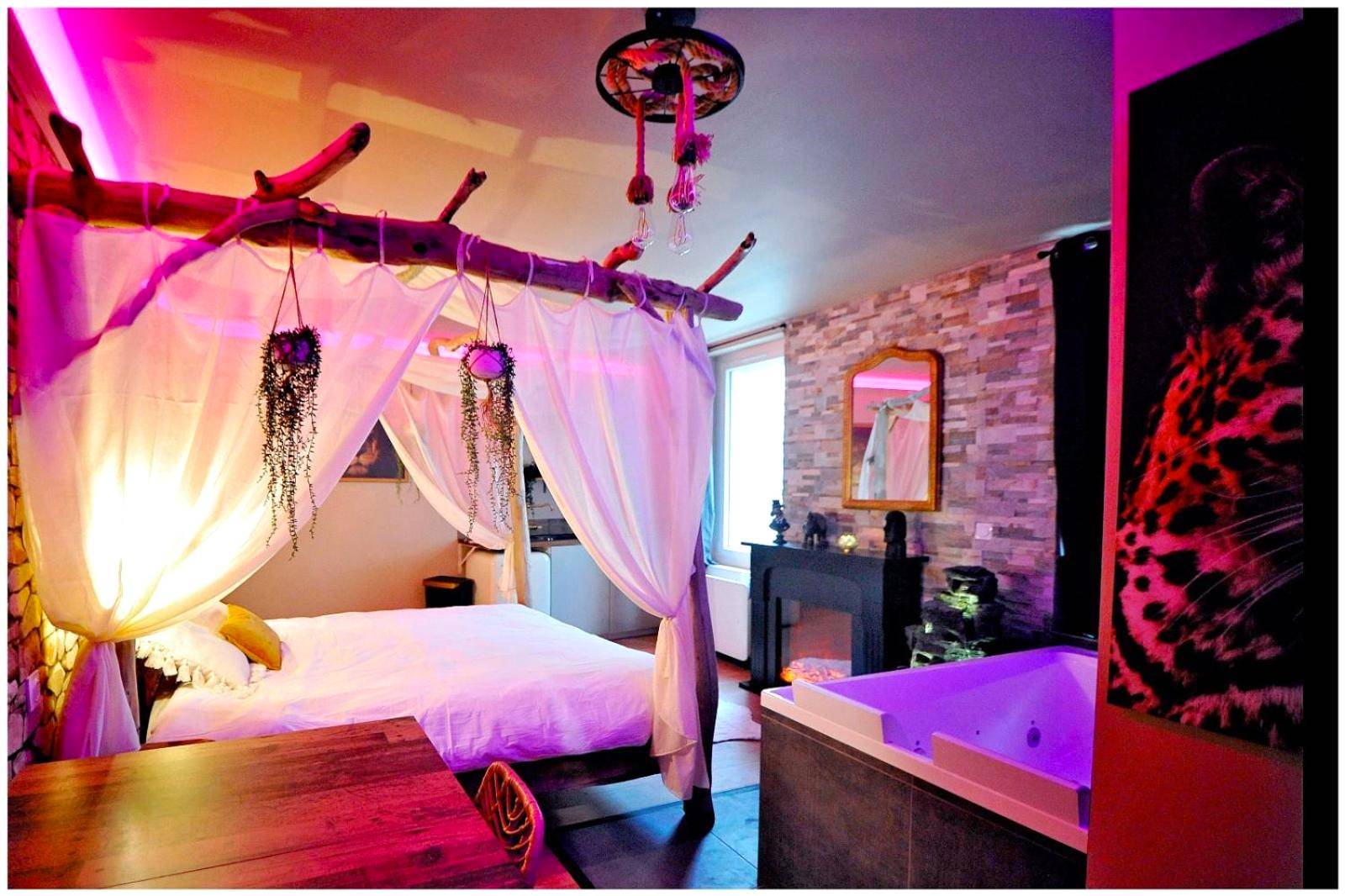 Photo du logement - Duplex Safari jusqu'à 4 personnes, Spa XXL, day use, cinéma, cascade et lit sous les arbres