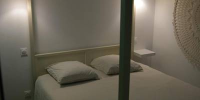 Lit double avec appliques et décoration murale - Eaux Spa