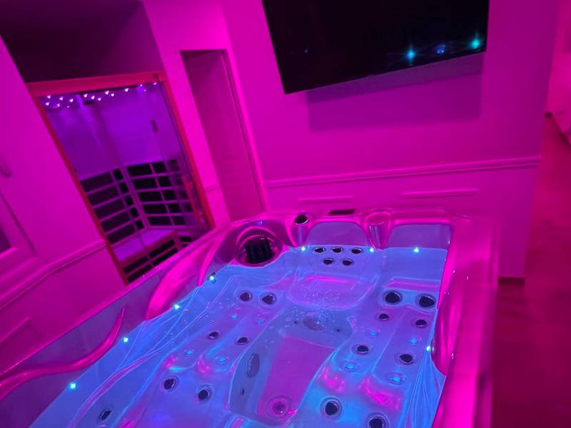 Bain à remous avec éclairage LED bleu - Eaux Spa