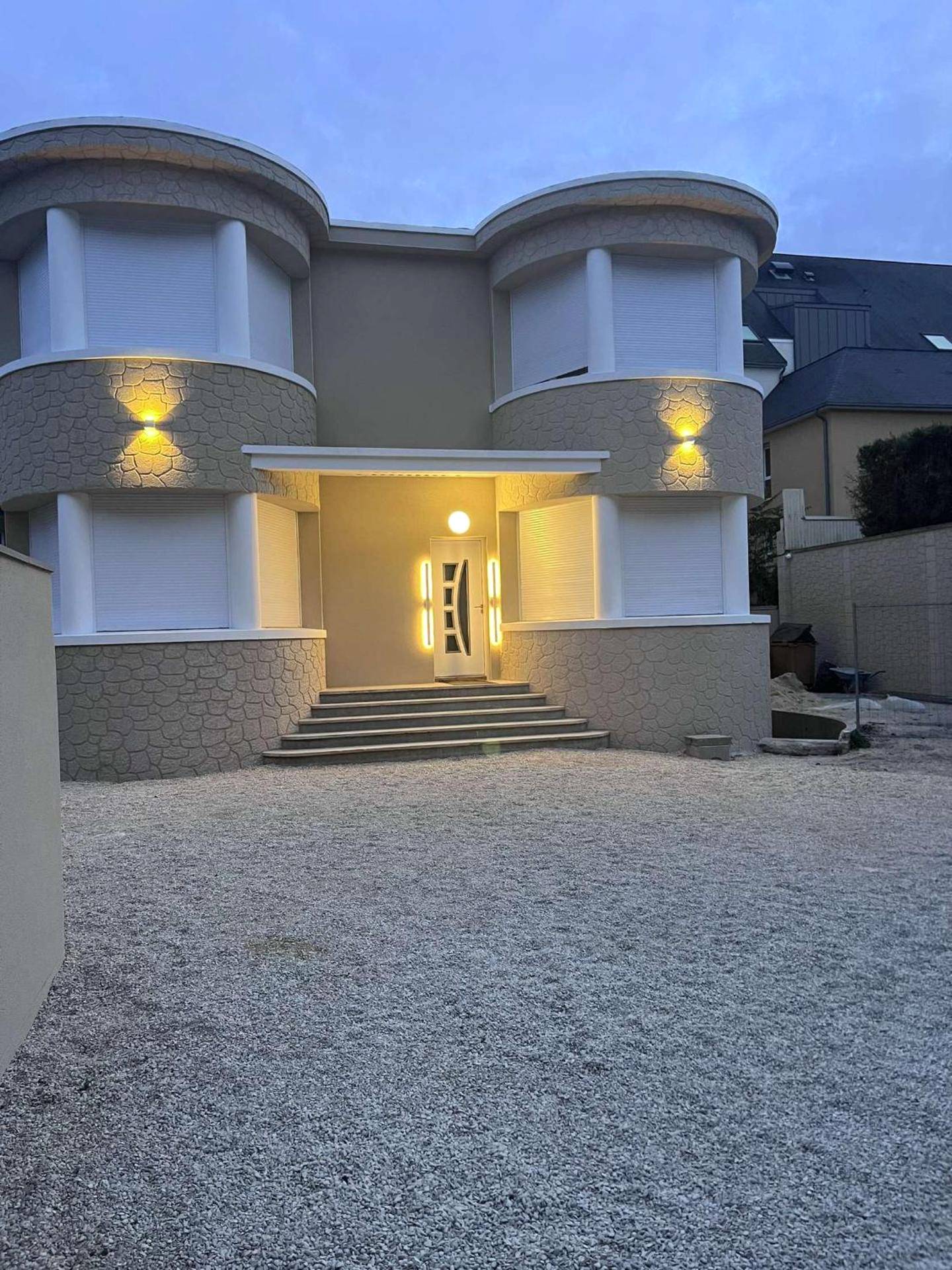 Vue extérieure de la villa avec éclairages - Eaux Spa