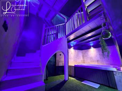 Jacuzzi privatif sous lumière néon violette - Love Room Saint - Étienne - de - Fontbellon - L’ Échappée Cachée - Gîte de...
