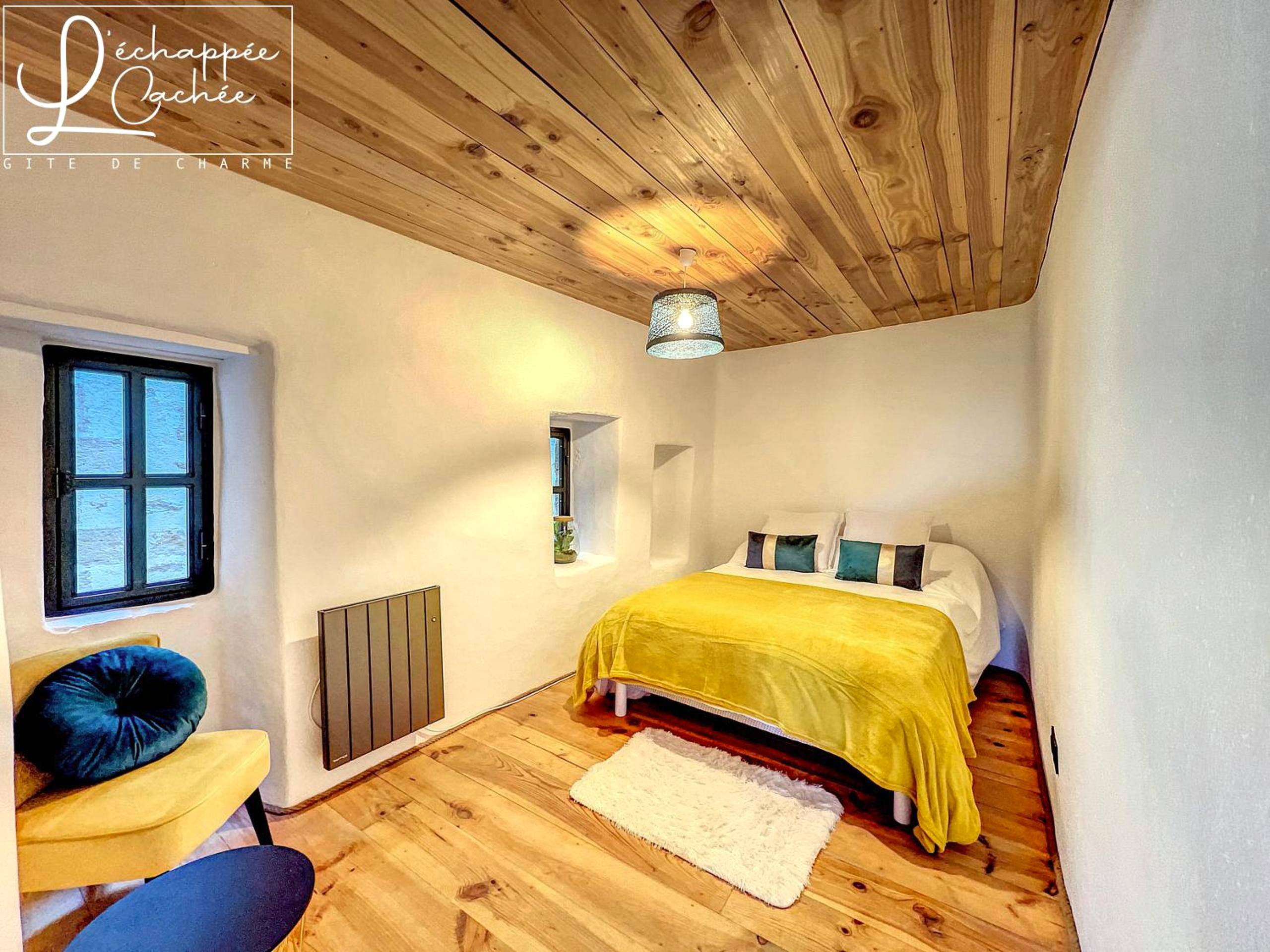 Chambre cosy avec plafond en bois et lit double - L’ Échappée Cachée - Gîte de Charme