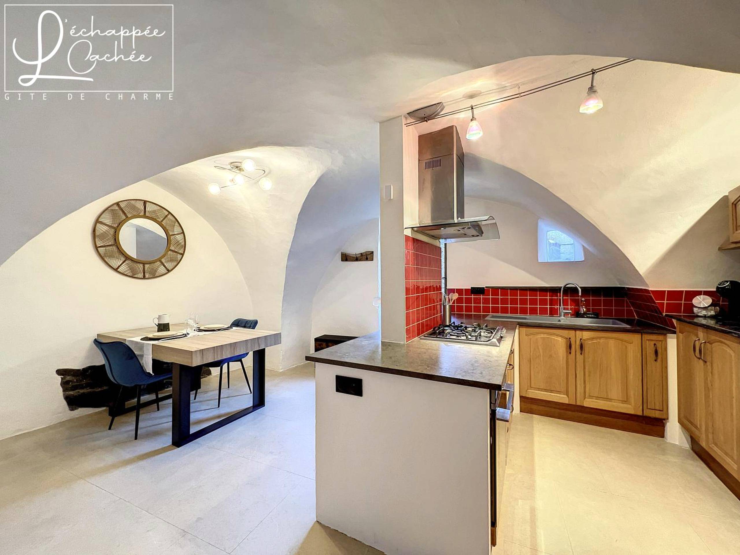 Cuisine équipée et coin repas sous voûtes - L’ Échappée Cachée - Gîte de Charme