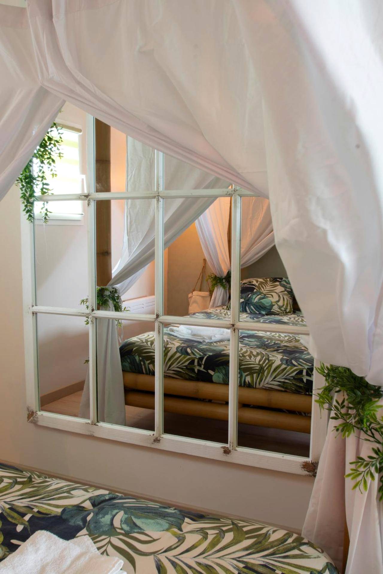 Miroir verrière reflétant le lit à baldaquin - L'échappée nocturne Nature et Zen