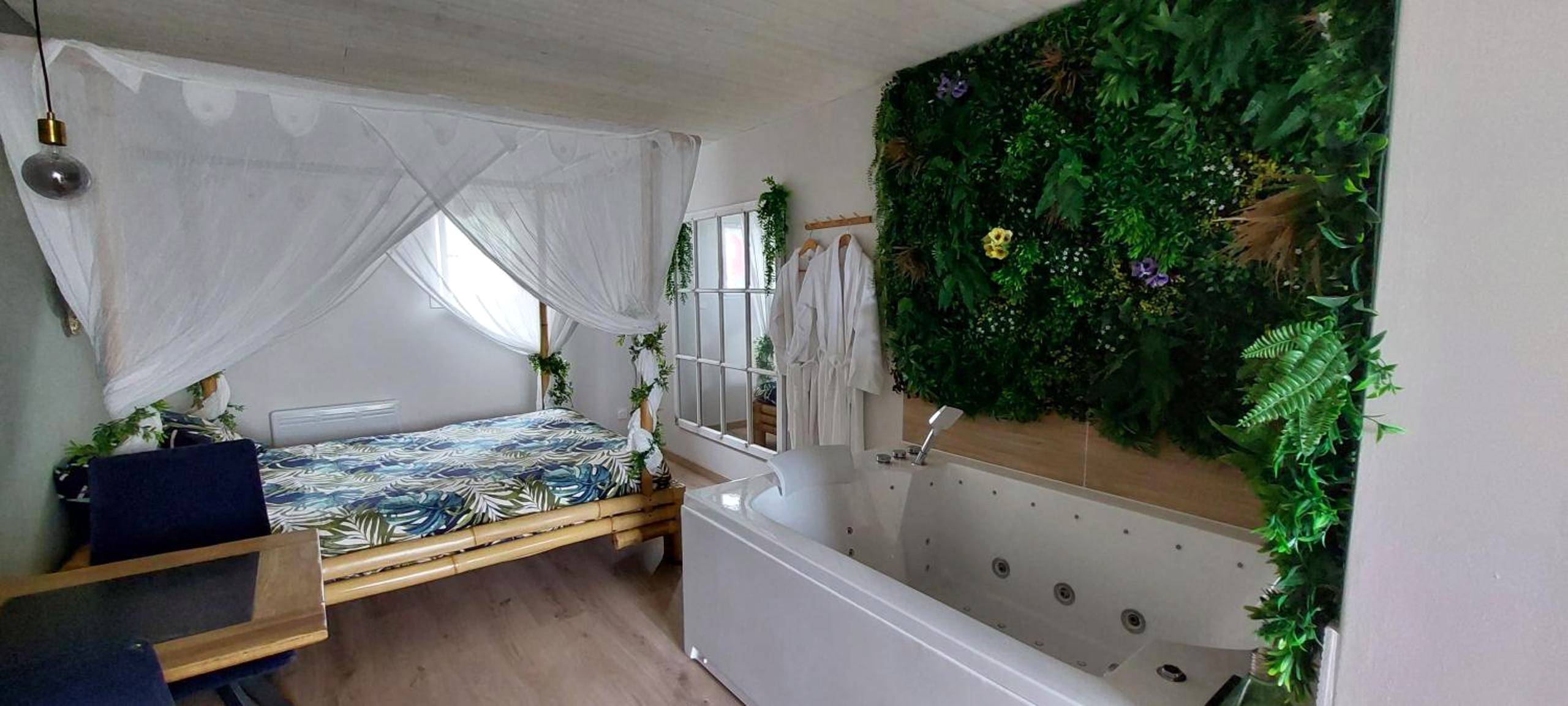 Espace nuit avec jacuzzi et lit en bambou - L'échappée nocturne Nature et Zen