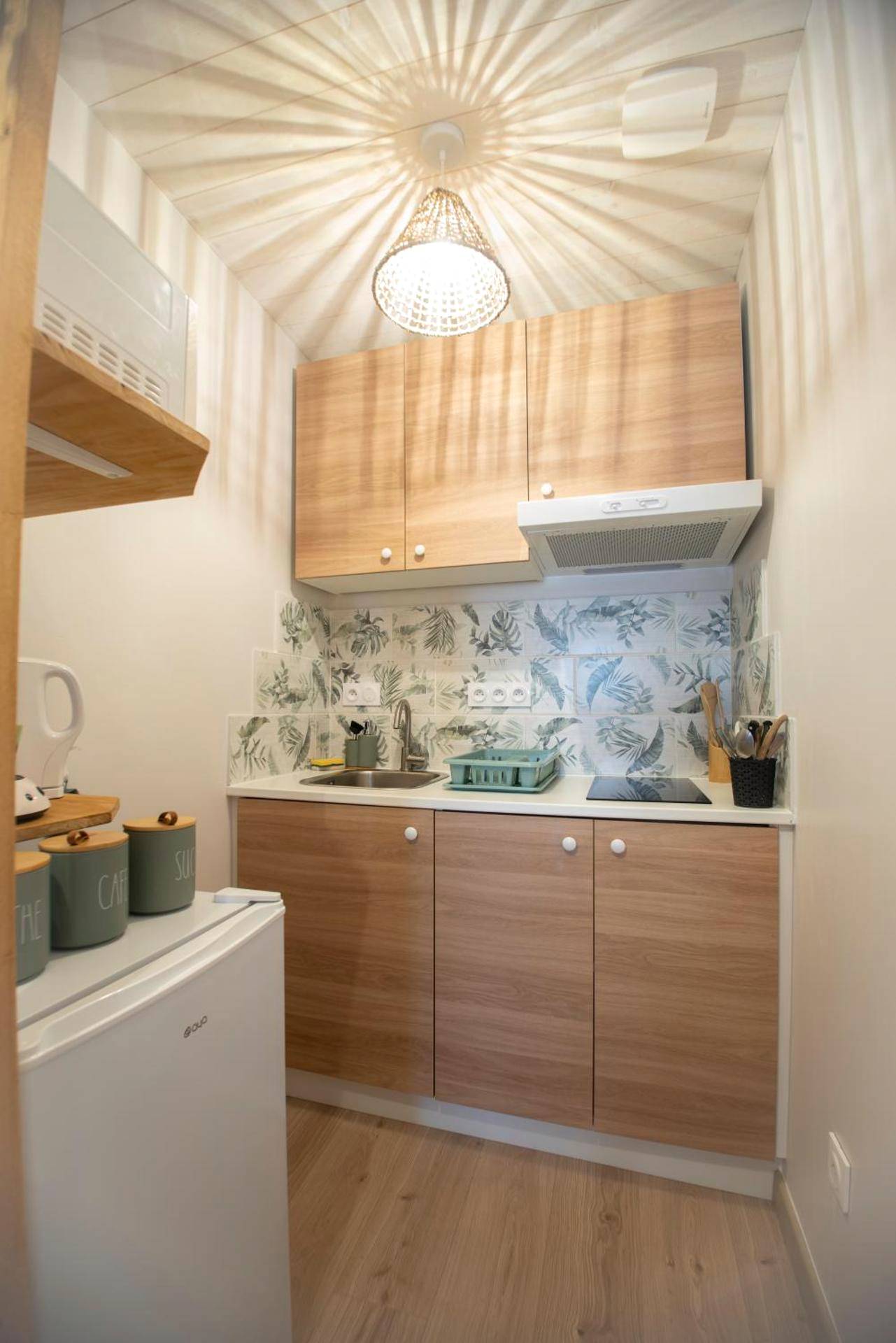 Kitchenette équipée avec meubles en bois - L'échappée nocturne Nature et Zen