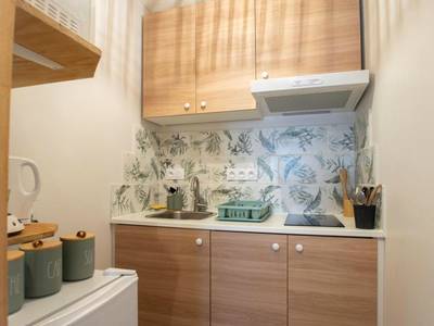 Kitchenette équipée avec meubles en bois - L'échappée nocturne Nature et Zen