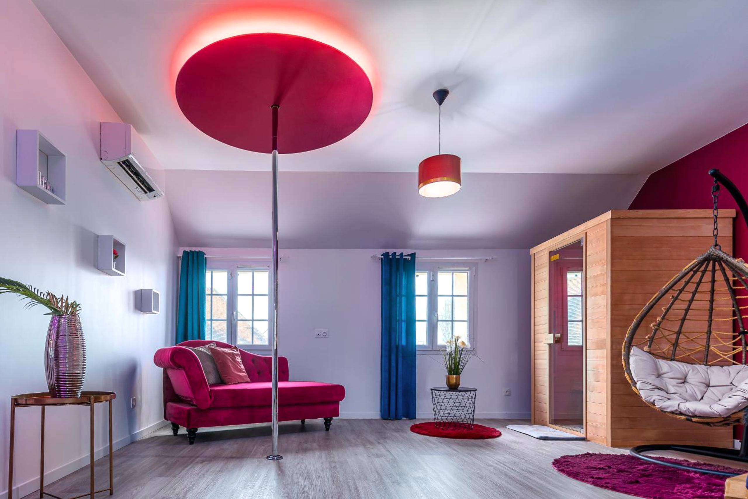 Vue du logement - Suite L'echappee - Maison romantique - SPA & Sauna Privatif - Pole Dance - Lit rond avec miroir au plafond
