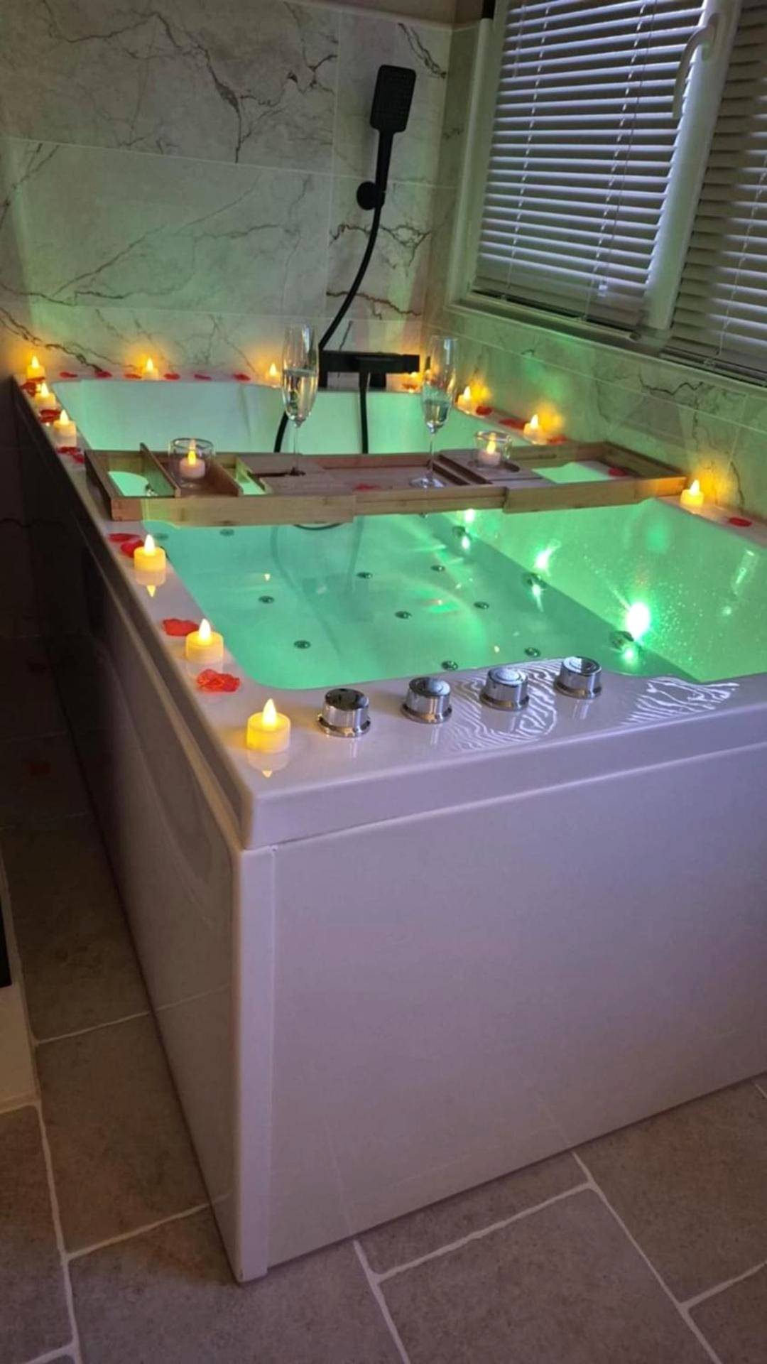 Baignoire balnéo avec bougies et coupes - Love Room Condé - en - Normandie - Loveroom Eclat d emoi