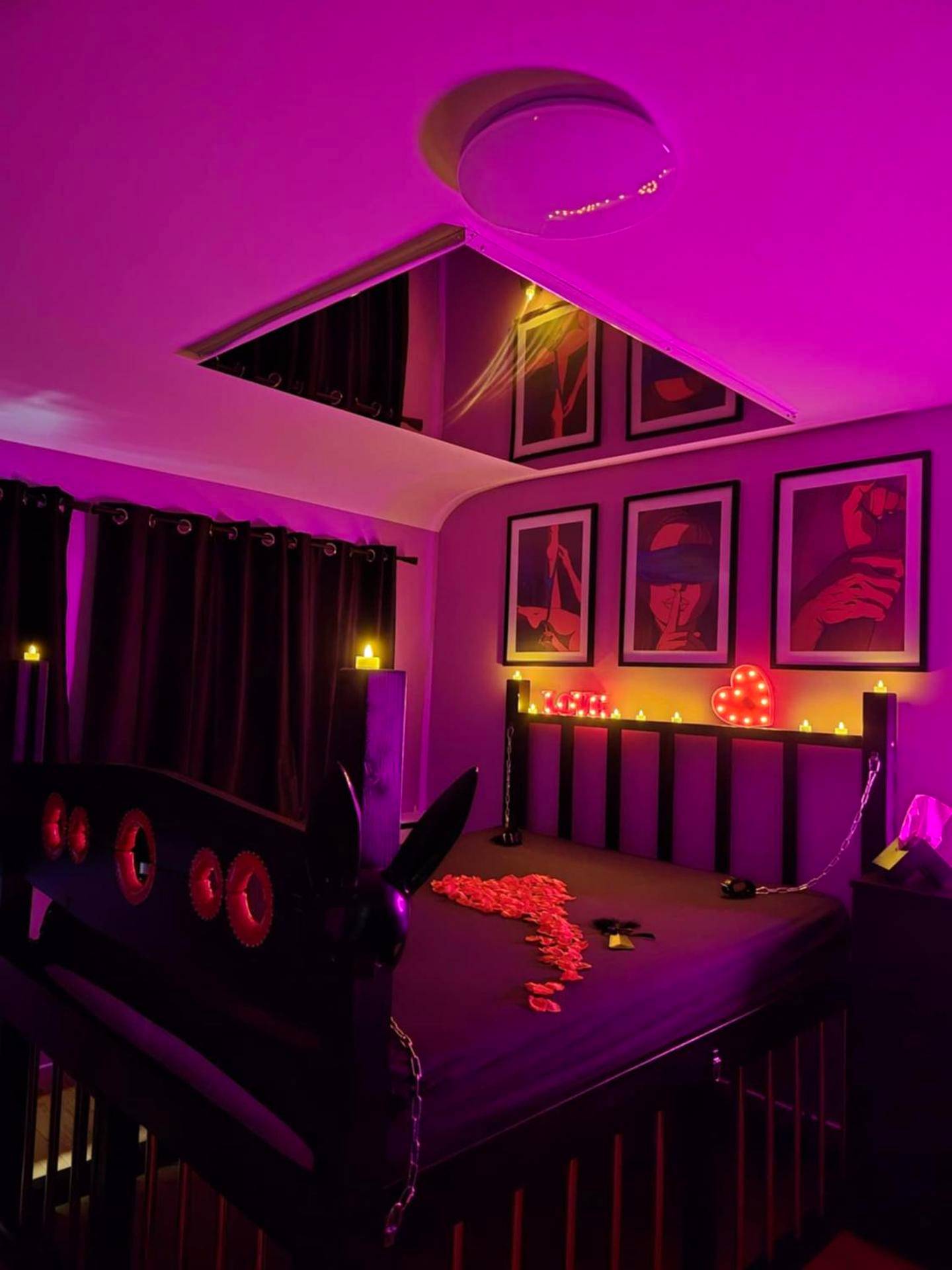 Chambre romantique avec miroir au plafond - Loveroom Eclat d emoi