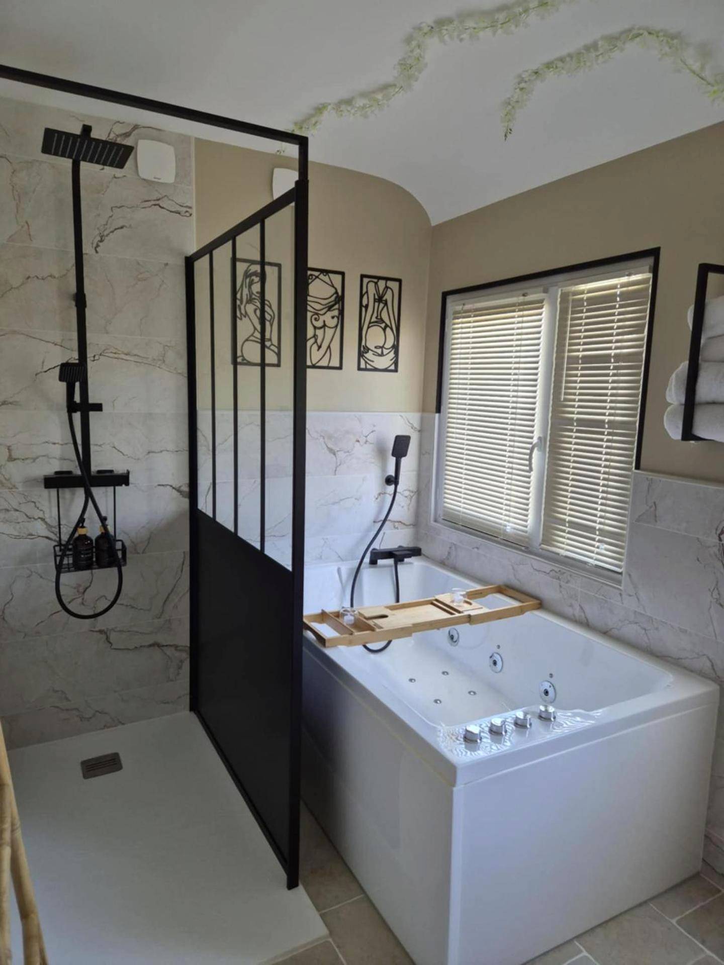 Salle de bain avec douche et baignoire balnéo - Loveroom Eclat d emoi