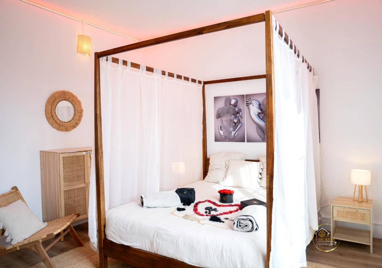 Lit à baldaquin avec pétales de rose - Love Room Albi - Suite enchantée Sainte - L'Ecrin d'Albi - Love Room - 1 chambre