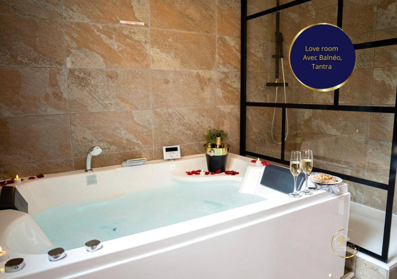 Baignoire balnéo avec champagne et bougies - Suite enchantée Sainte - L'Ecrin d'Albi - Love Room - 1 chambre